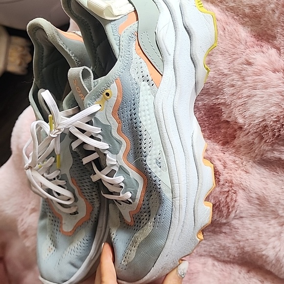 ♥️SOREL RUNNING SHOES! - Picture 2 of 9